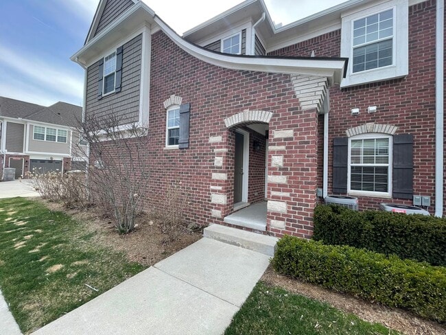 Building Photo - 3-Bedroom, 2-Baths, 1350 SF condo-style apartment, Upper Unit in Shelby Township.