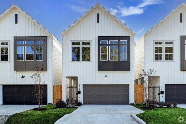 Building Photo - Contemporary Comfort with Designer Finishes Rental