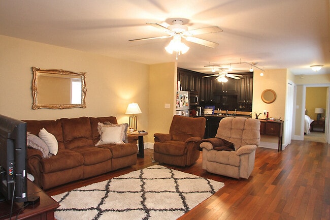 Photo - Village District 2-Bedroom Condo - Walkable to Shopping + Dining! Unidad 201