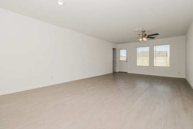 Photo - 1716 Crossbill St