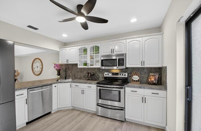 Photo - 2703 Maplewood Dr