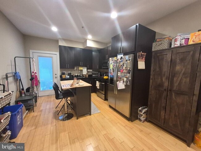 Photo - 2544 Montrose St