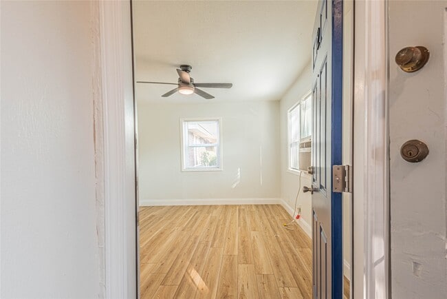 Photo - 2303 Rosewood St Unidad 2