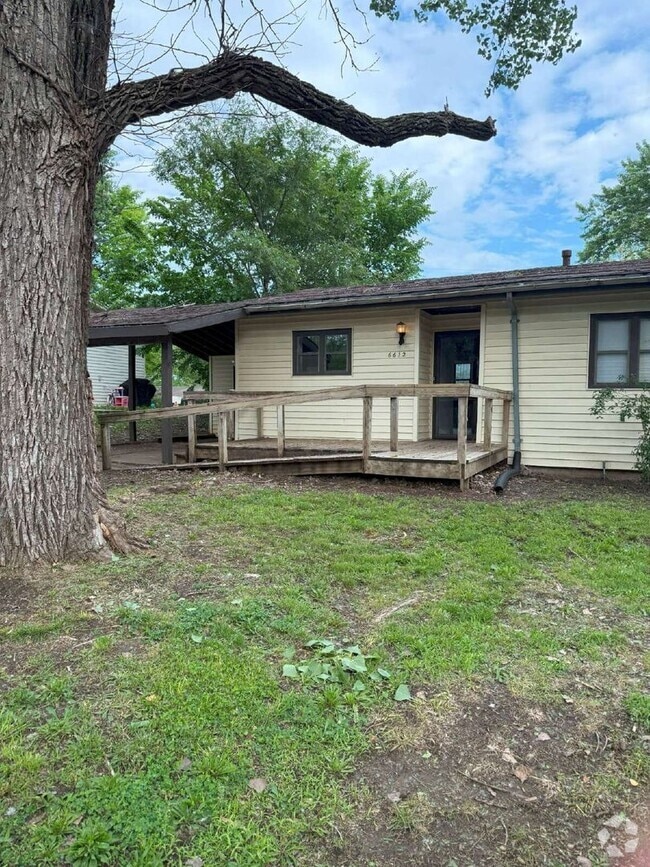Building Photo - "Charming 4-Bedroom with 2 Baths in Topeka... Rental