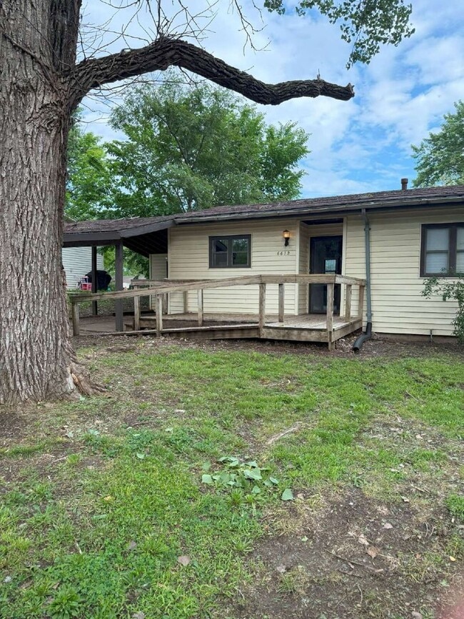 "Charming 4-Bedroom with 2 Baths in Topeka... - "Charming 4-Bedroom with 2 Baths in Topeka... House