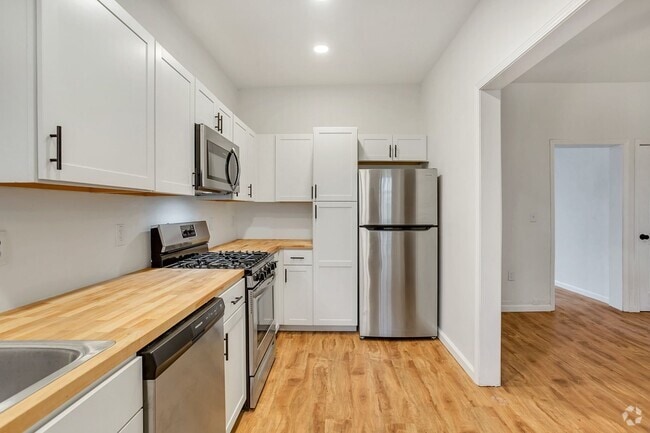 Building Photo - 2 bed 2 bath - great location, off street ... Rental