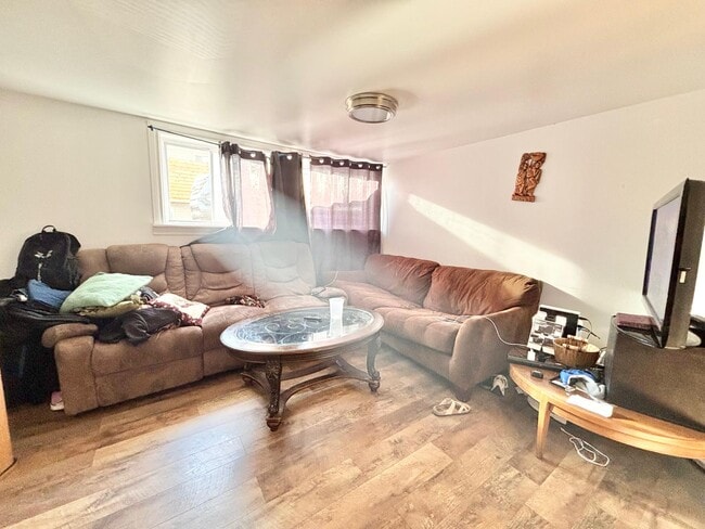 Photo - 102 Embleton Ave Unité E