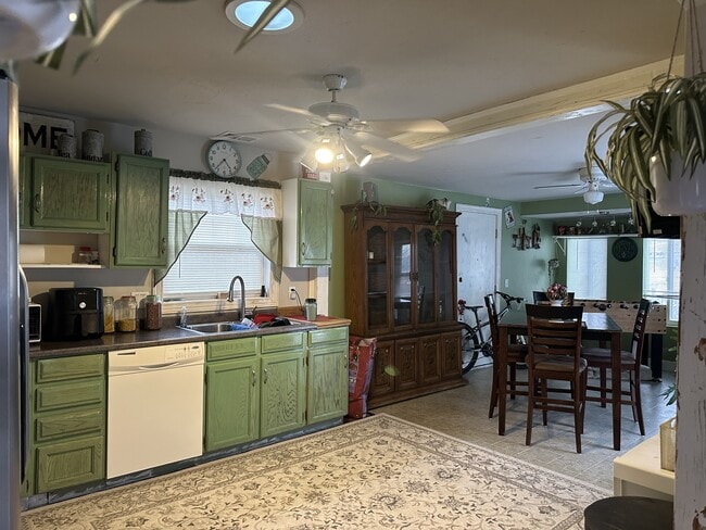 Photo - 724 W State St