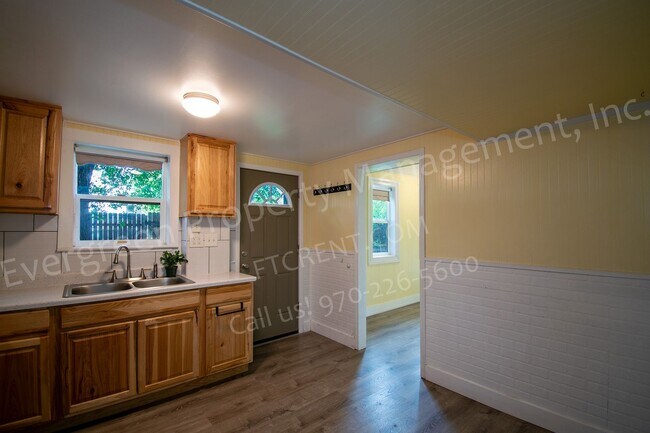Photo - 1702 Mathews St