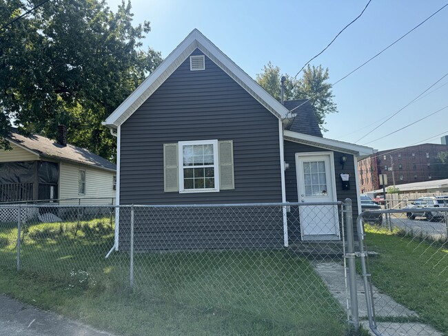 Photo - 1303 E Murden St House