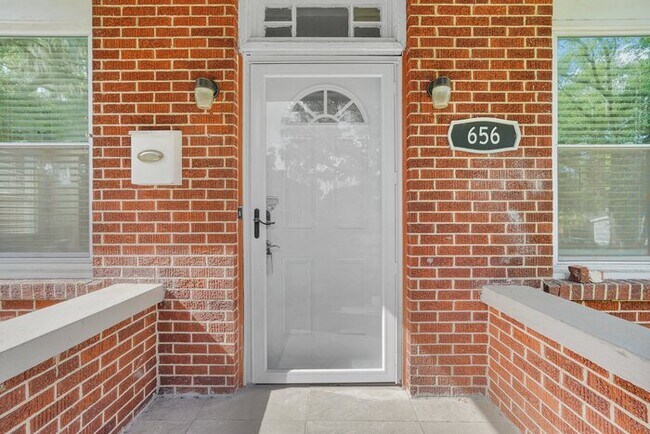 Photo - 656 E 37th St