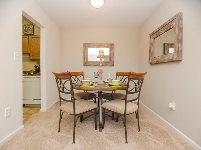 Dining Room - The Crest Apartments