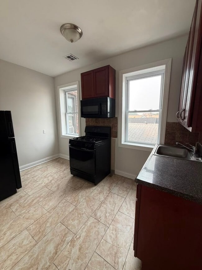 Photo - 162 Bergen Ave Unidad 4B