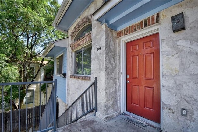 Building Photo - West Campus Condo Under $1000/Bedroom Walk... Unit #403