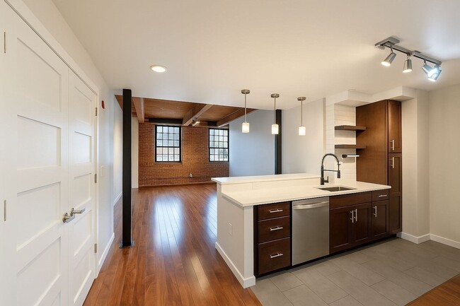 Building Photo - 130 John St Unit 130 John St -  242