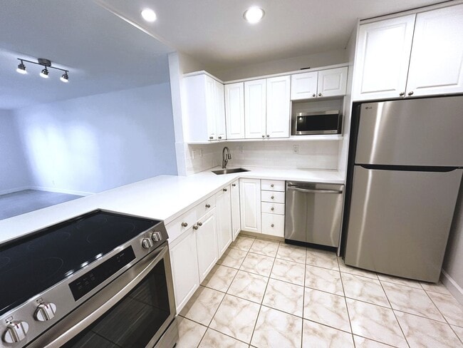 Photo - Large Updated 1 Bedroom 1.5 Bath Condo - Steps from Fort Lauderdale Beach! Unit 303