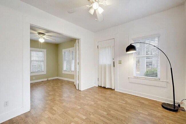 Building Photo - "Charming 2-Bed Oasis in the Heart of Austin's Vibrant 78704!"