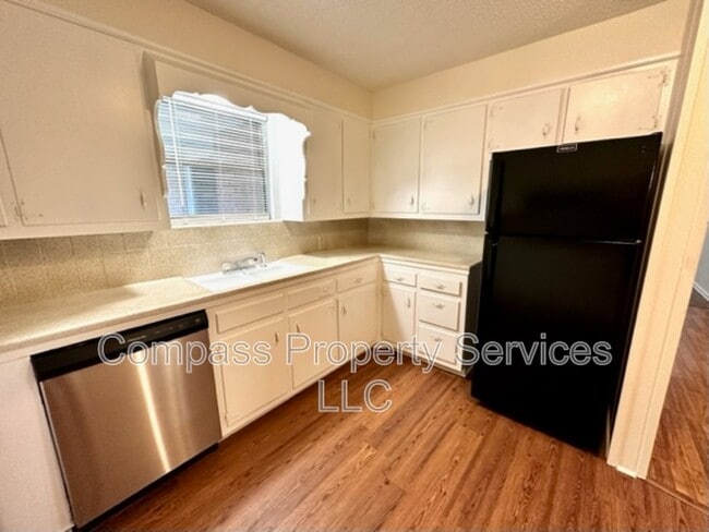 Photo - 1400 Royal Oaks Dr