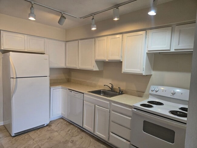 Photo - Large 2 Bdrm/2 Bath Condo 1 mile from Lake...