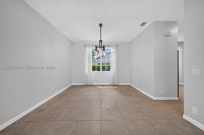 Photo - 498 Cambridge Ln