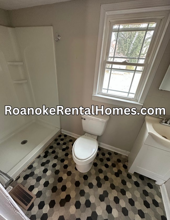 Photo - 811 Peck St NW