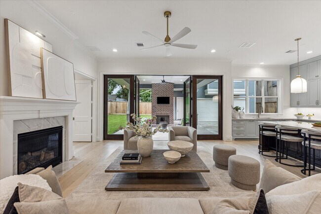 Photo - 637 E 6 1/2 St