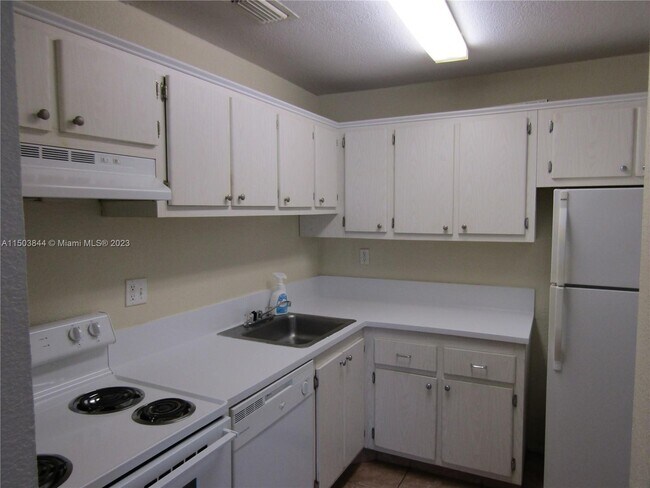 Photo - 411 Executive Center Dr Unidad 210