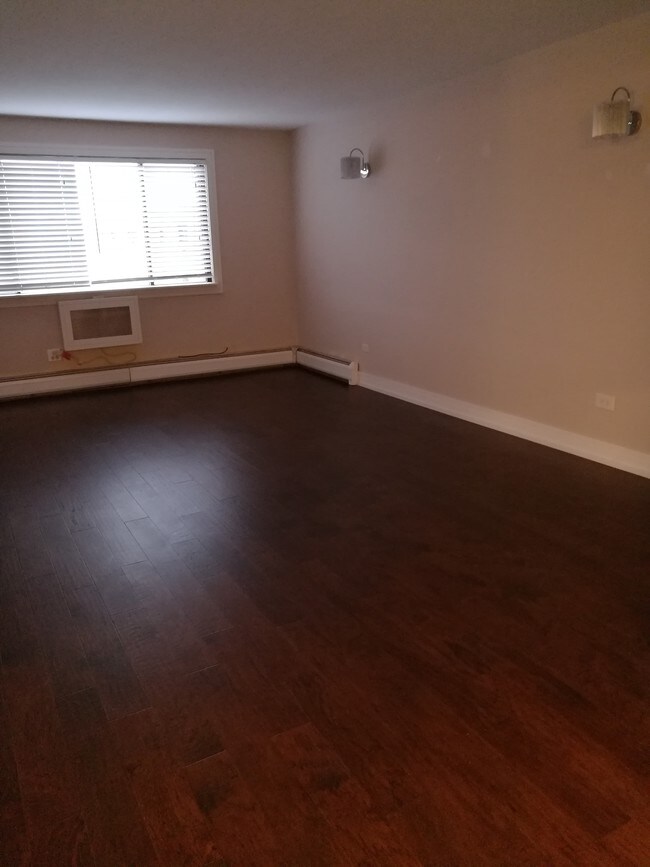 LIVING ROOM - 5310 N Chester Ave Unit 518