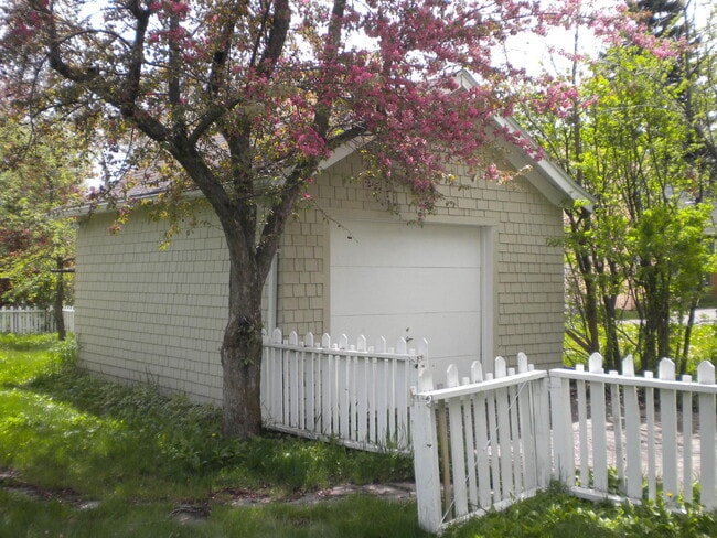 Photo - 4 Bedroom close to downtown, bike and walk...
