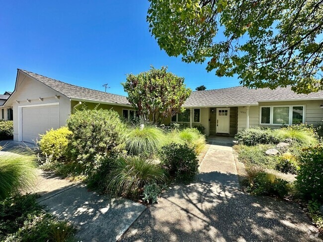 Building Photo - Beautifully Updated 4 Bed 2 Bath Blossom V... Rental