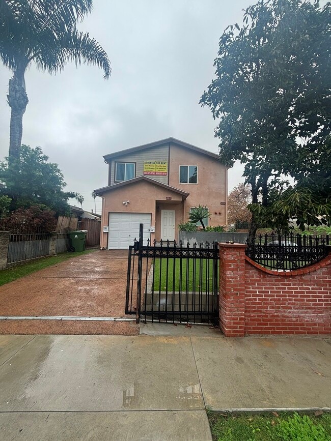 Building Photo - 401 W 105th St