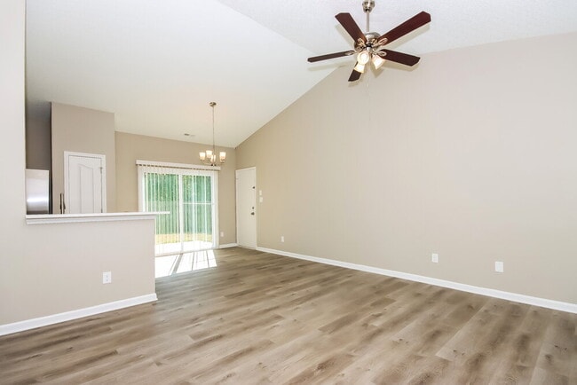 Photo - 107 Peterborough Dr