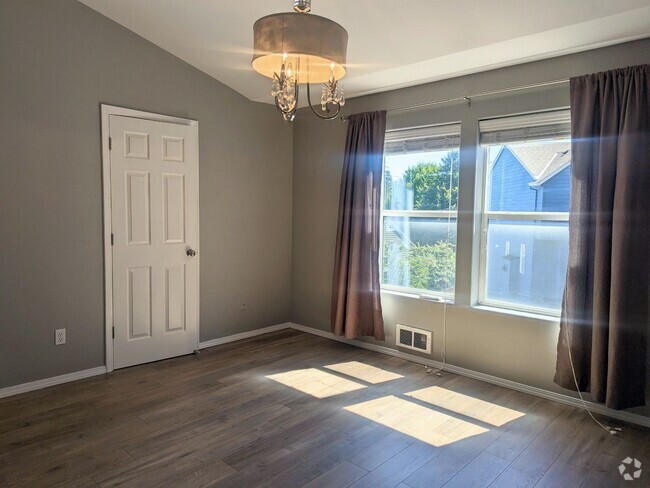 Building Photo - Beautiful Beaverton Townhouse Available Now!