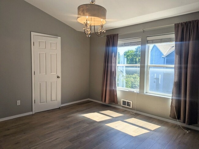 Beautiful Beaverton Townhouse Available Now! - Beautiful Beaverton Townhouse Available Now!
