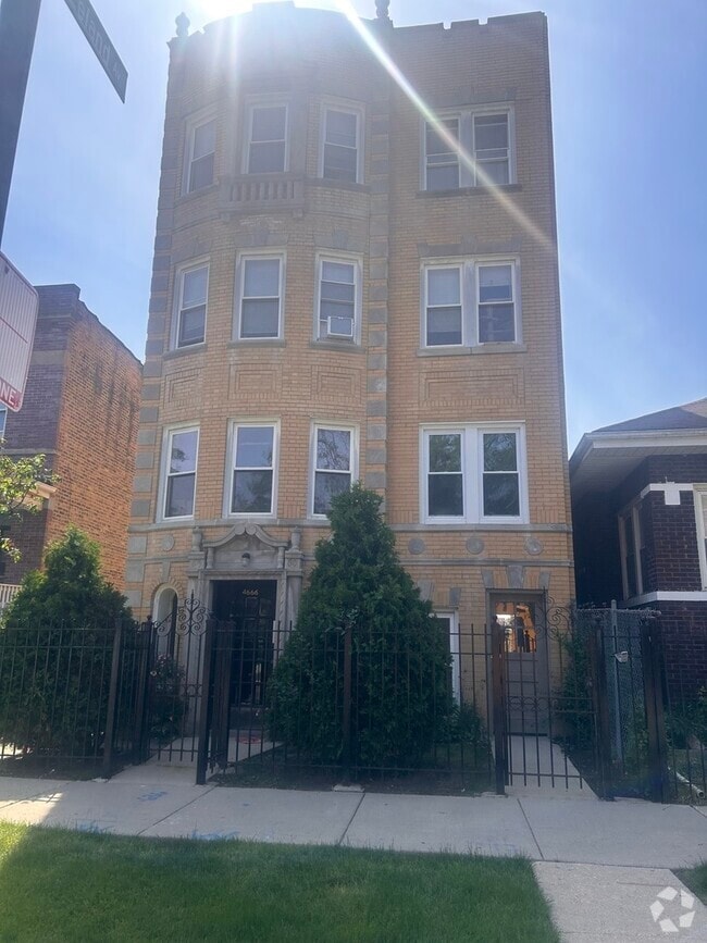 Building Photo - 4664 N Spaulding Ave Unit 2M Rental