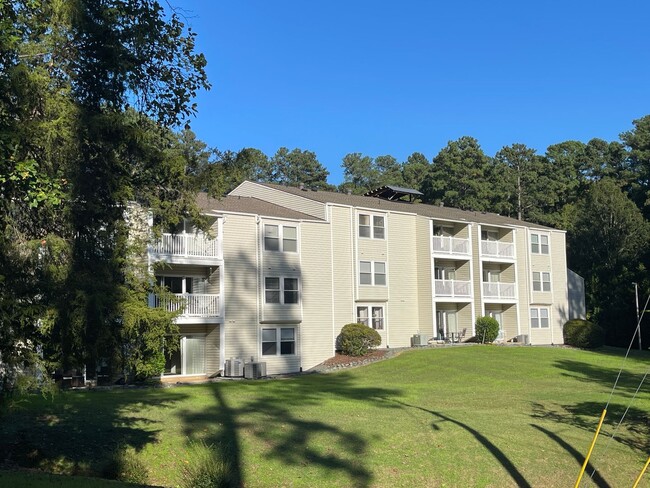 Perfectly located, quiet apartment complex... - Perfectly located, quiet apartment complex...