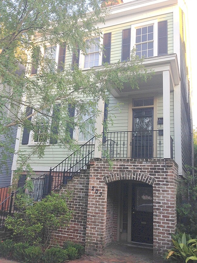 Building Photo - 203 W Waldburg St Unit First Floor