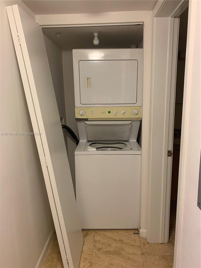 Photo - 1555 N Treasure Dr Unidad 506