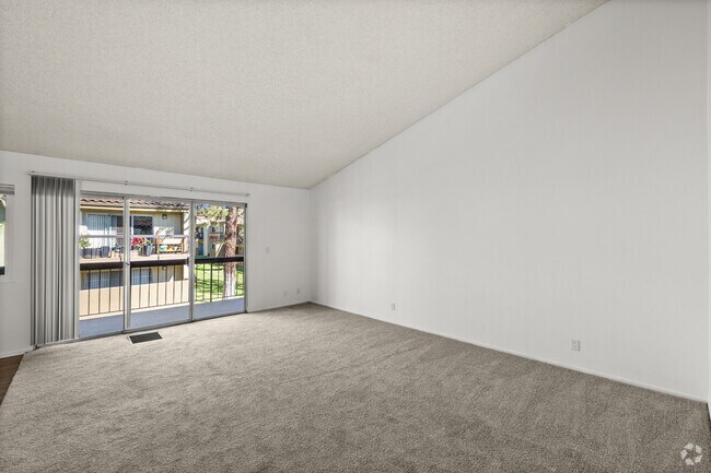 1BR, 1BA - 865SF - Living Room