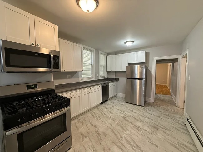 Building Photo - 205 Chelsea St Unit 1