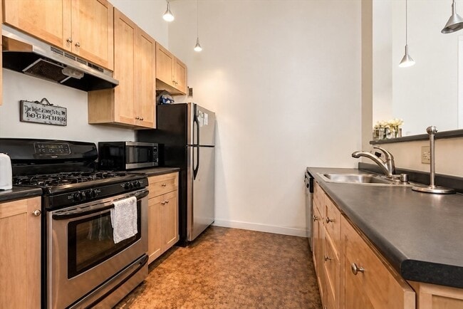 Photo - 296 Meridian St Unit 1