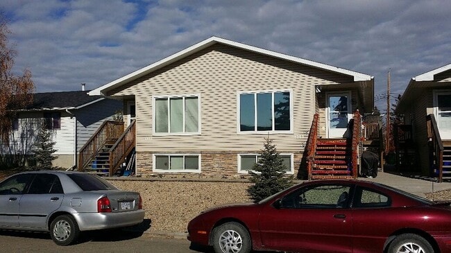 Building Photo - Fourplex in Olds Unit B