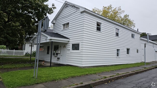 Building Photo - 114 W Oneida St Unit Upper Rental