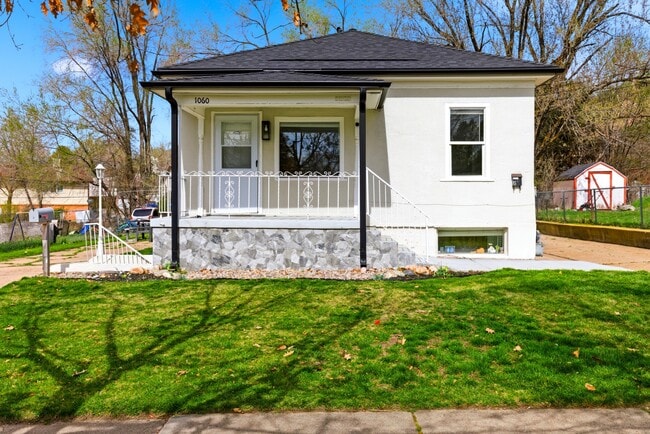 Building Photo - 1060 Sullivan Dr Unit 1