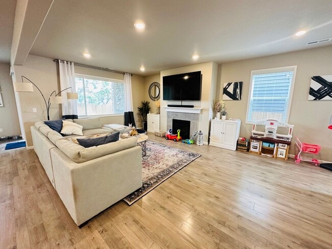 Photo - Spacious 4 bed 2.5 bath house in Cascade-Fairwood AC