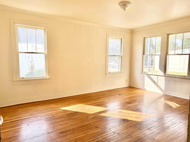 Photo - 452 Bernardo St