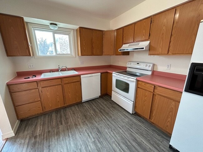 Photo - 3 Bed 1.5 Bath Townhome In Excellent Neighborhood