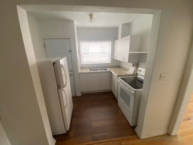 Photo - 2136 College St