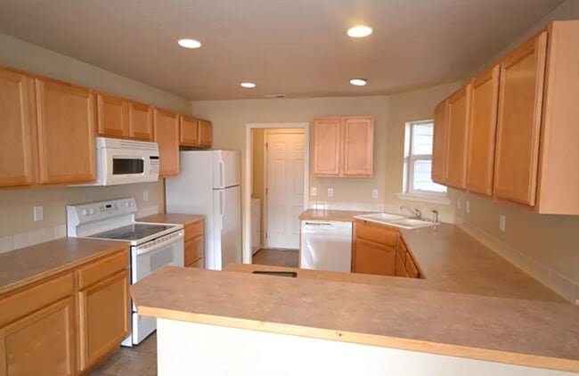 Building Photo - 1113 E 6th S Rental