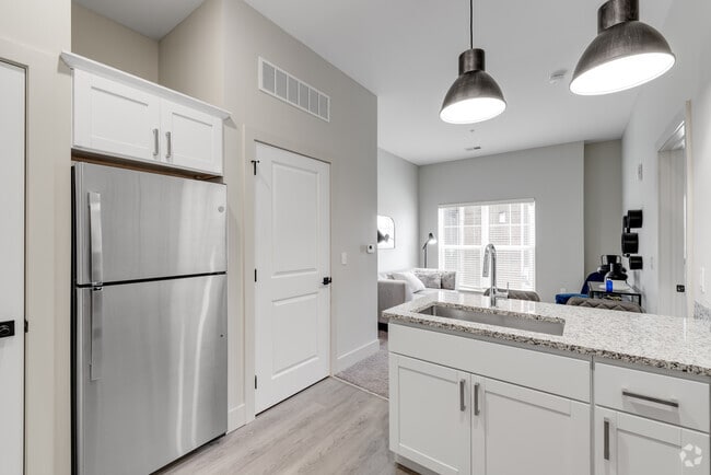 1 BR, 1 BA, 605 SF